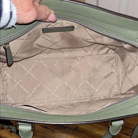 EUC Authentic Michael Kors Selma Medium Saffiano Leather Duffle Handbag - Picture 4 of 6